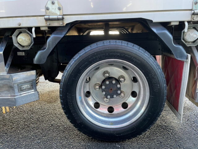 いすゞ：エルフ：平アルミブロック（70㎝）６速MT：フロントバイザー：ミラーステー：アルミホイール：架装多数　