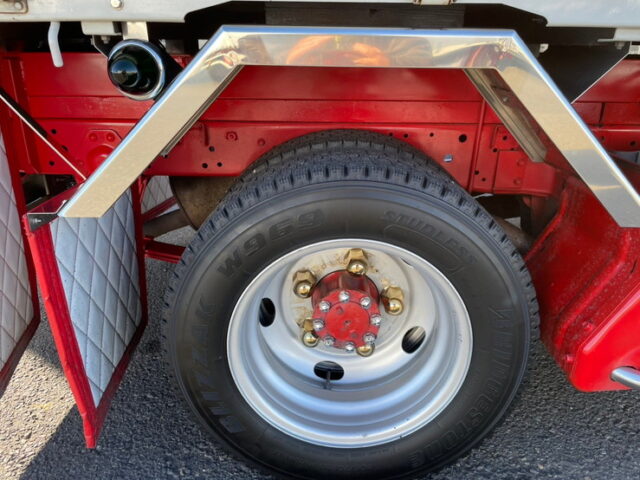 いすゞ　エルフ　平ボディ　5MT　フロントバイザー　プロテク縞板　木床　内装生地張り