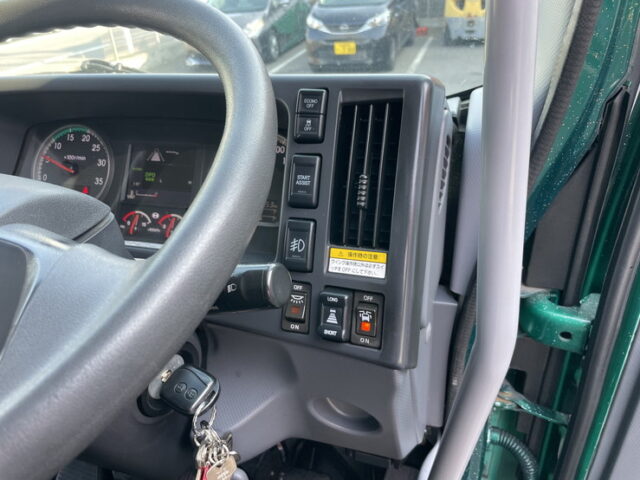 いすゞ：フォワード：ウィング：6200ワイド：エアサス：架装多数：木床：240馬力