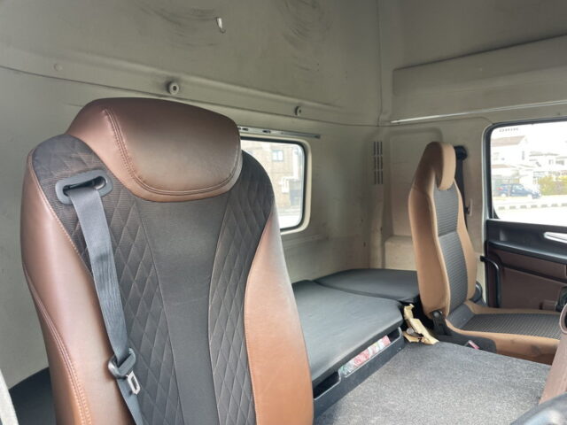 日野：17プロフィア：ハイルーフ：トレーラーヘッド：アルミホイール：ブタ鼻