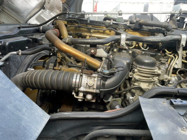 三菱ふそう　スーパーグレート　トレーラーヘッド　メッキ多数　7MT　