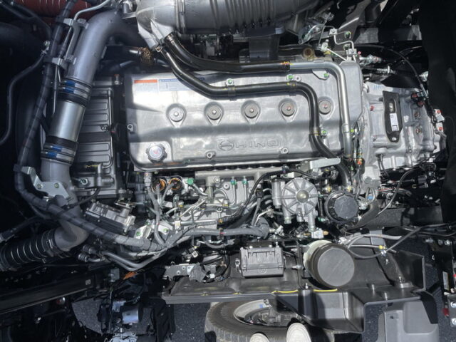 日野　17プロフィア　未使用　ハイルーフ　アルミホイール　リア門口ステンレス　7速MT