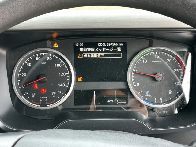 UDトラックス：クオン：トレーラーヘッド：メッキ多数：第5輪荷重11.500㎏