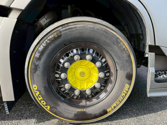 VOLVO：FH：グローブトロッター：ウィング：ブラックウルフホイール：木床