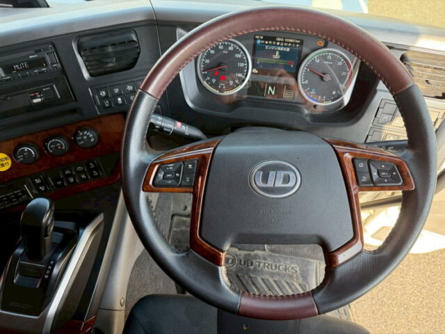 UDトラックス：クオン：ハイルーフ：ウィング：メッキ多数：木床：ラッシング2段