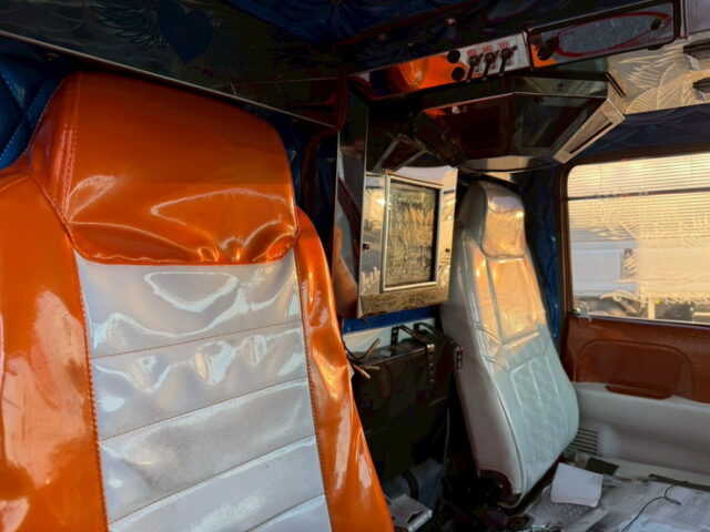 いすゞ：エルフ：イベント車：架装多数：カスタムペイント：荷台トランク仕様：マニ割り