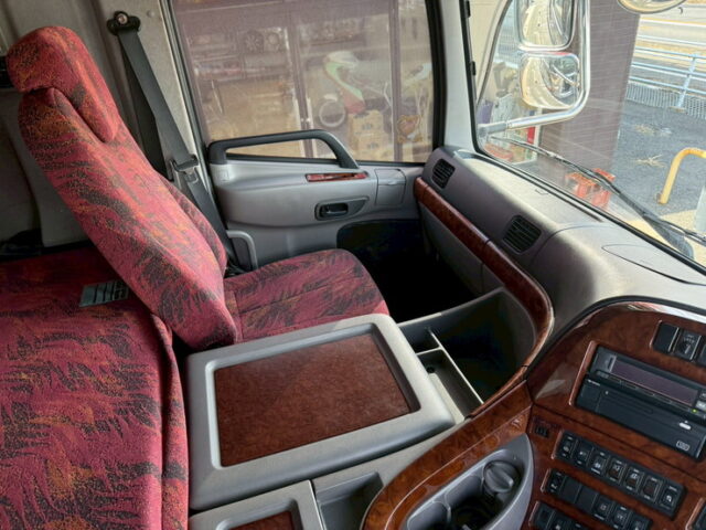 クオン:ハイルーフ:ウィング:メッキ多数:ステンレスバイザー:アルミホイール