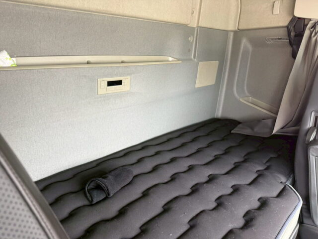 VOLVO：FH：グローブトロッター：ウィング：造りボディ：架装多数：高年式低走行