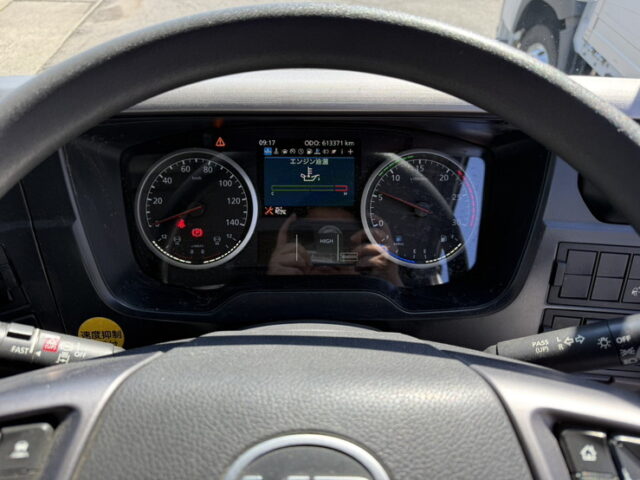 UDトラックス：クオン：トレーラーヘッド：メッキ多数：第5輪荷重11.500㎏