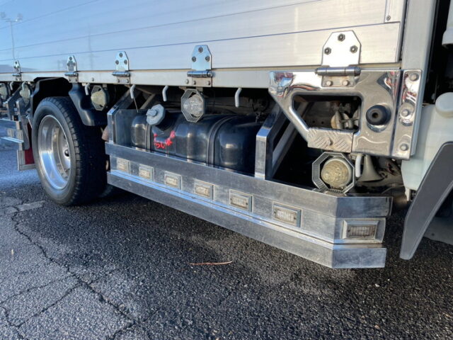 いすゞ：エルフ：平アルミブロック（70㎝）６速MT：フロントバイザー：ミラーステー：アルミホイール：架装多数　