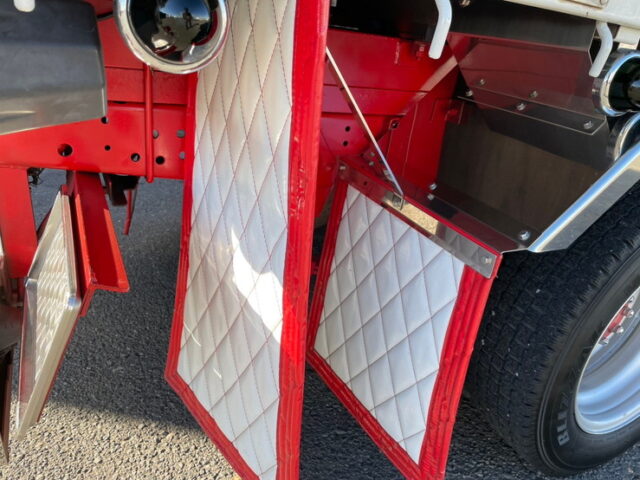 いすゞ　エルフ　平ボディ　5MT　フロントバイザー　プロテク縞板　木床　内装生地張り