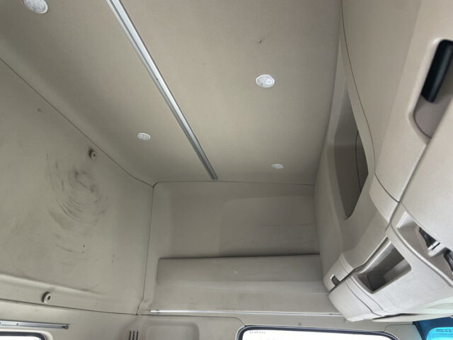 日野：17プロフィア：ハイルーフ：トレーラーヘッド：アルミホイール：ブタ鼻