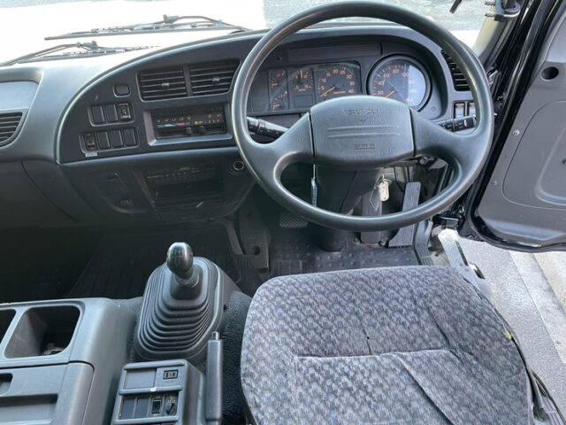 【委託販売車両】いすゞ：フォワード：205馬力：6MT：リア門口ステンレス：木床：ロケット：舟形バンパー：ステンレス多数　