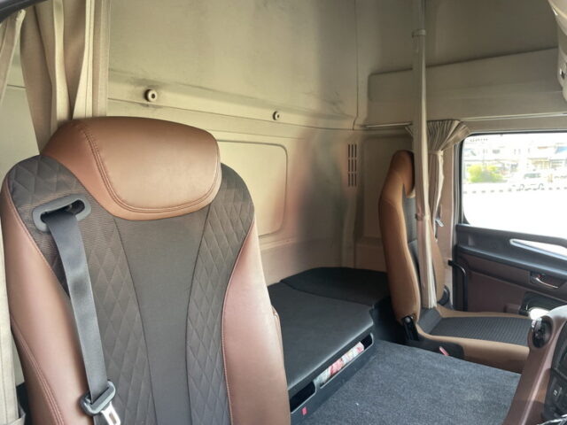 日野:17プロフィア:ハイルーフ:トレーラーヘッド:PTO付:ダンプレバー:メッキ多数