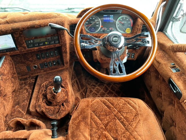 日野：プロフィア：トレーラーヘッド：内装生地張り：ハイルーフ：架装多数：メッキ多数