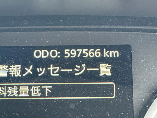 UDトラックス：クオン：トレーラーヘッド：メッキ多数：第5輪荷重11.500㎏