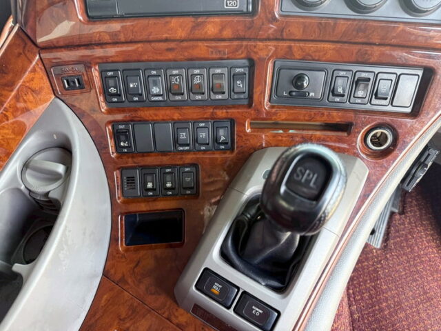 クオン:ハイルーフ:ウィング:メッキ多数:ステンレスバイザー:アルミホイール