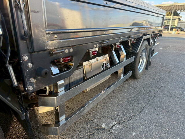 【現状】いすゞ：エルフ：平ボデー：架装多数：マニ割り：5トン未満：2駆/4駆切換付き