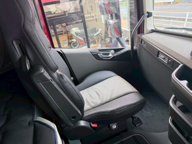 VOLVO：FH：グローブトロッター：ウィング：造りボディ：架装多数：高年式低走行