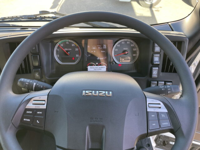 いすゞ　ギガ　ハイルーフ　ウィング　未使用車　アルミホイール　メッキ多数