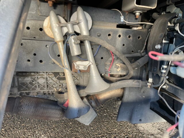 いすゞ：エルフ：平アルミブロック（70㎝）６速MT：フロントバイザー：ミラーステー：アルミホイール：架装多数　