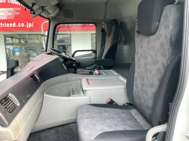 UDトラックス：クオン：トレーラーヘッド：メッキ多数：第5輪荷重11.500㎏