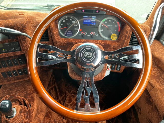 日野：プロフィア：トレーラーヘッド：内装生地張り：ハイルーフ：架装多数：メッキ多数