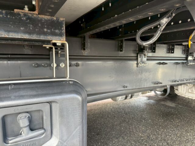 VOLVO：FH：グローブトロッター：ウィング：ブラックウルフホイール：木床