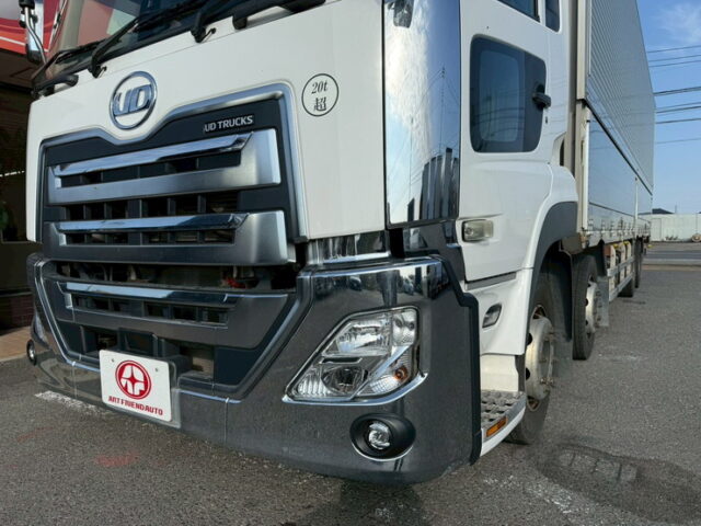 UDトラックス：クオン：ハイルーフ：ウィング：メッキ多数：木床：ラッシング2段