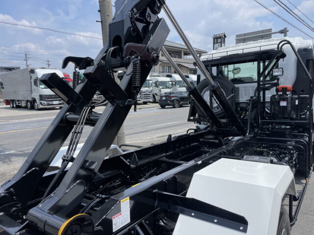 いすゞ：フォワード：登録済未使用：アームロール：3人乗り：ベッドレス：積載3.750㎏