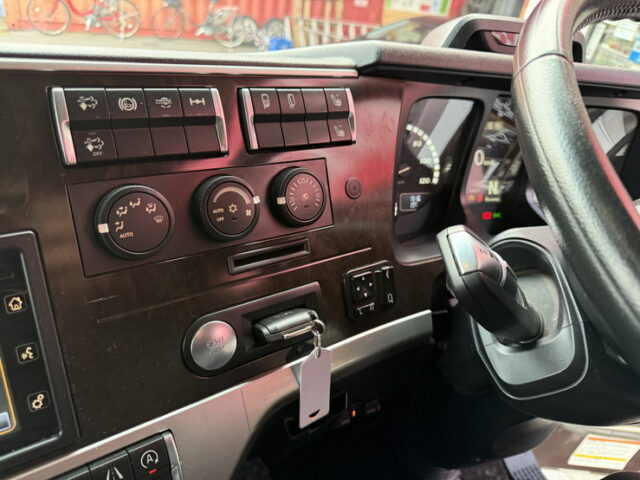 17スーパーグレート：ハイルーフ：トレーラーヘッド：ブタ鼻：第5輪荷重11.500㎏