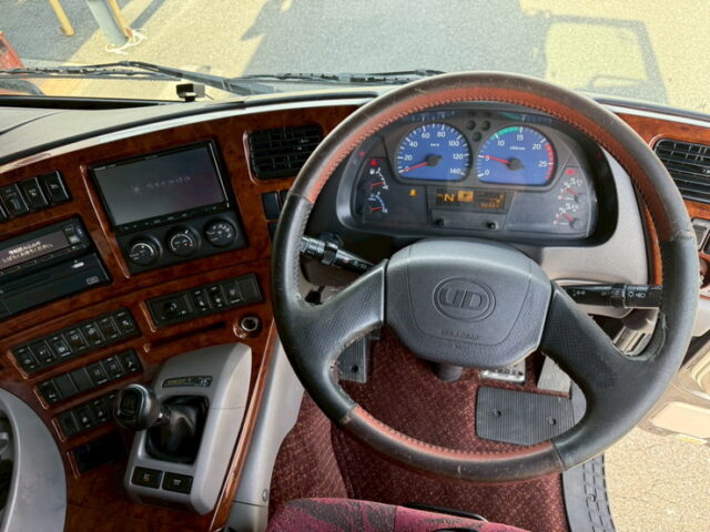 クオン:ハイルーフ:ウィング:メッキ多数:ステンレスバイザー:アルミホイール