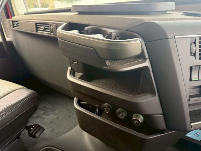 VOLVO：FH：グローブトロッター：ウィング：造りボディ：架装多数：高年式低走行