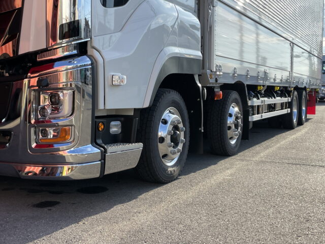 いすゞ　ギガ　ハイルーフ　ウィング　未使用車　アルミホイール　メッキ多数