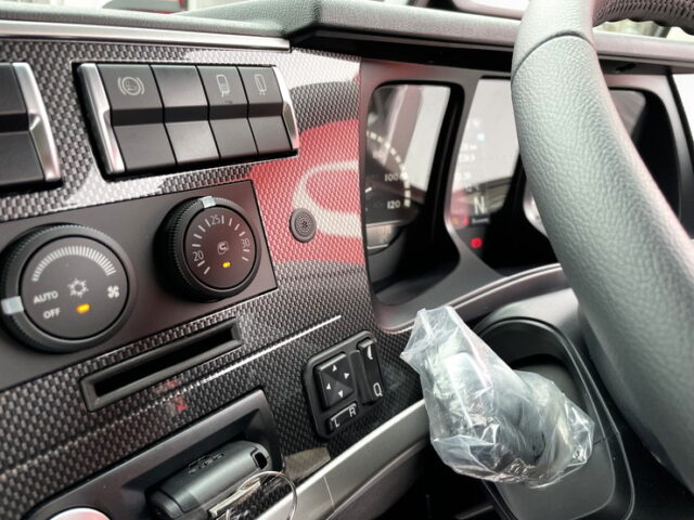 17スーパーグレート　トレーラーヘッド　スライドカプラー　未使用　E尺　460馬力　プレミアムライン