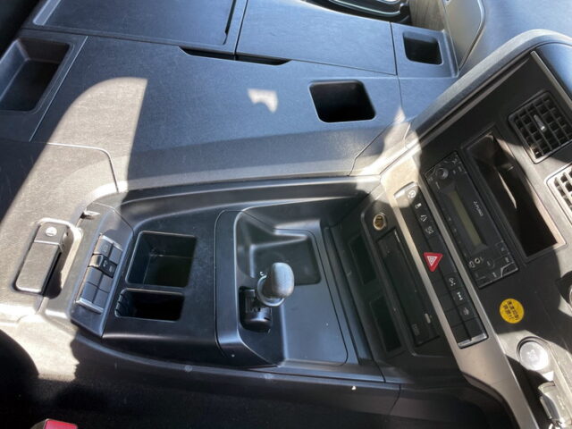 17スーパーグレート　ハイルーフ　トレーラーヘッド　460馬力　第5輪荷重11.500㎏