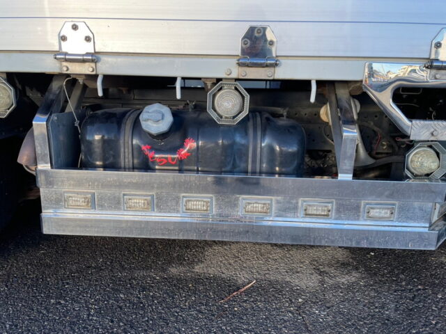 いすゞ：エルフ：平アルミブロック（70㎝）６速MT：フロントバイザー：ミラーステー：アルミホイール：架装多数　