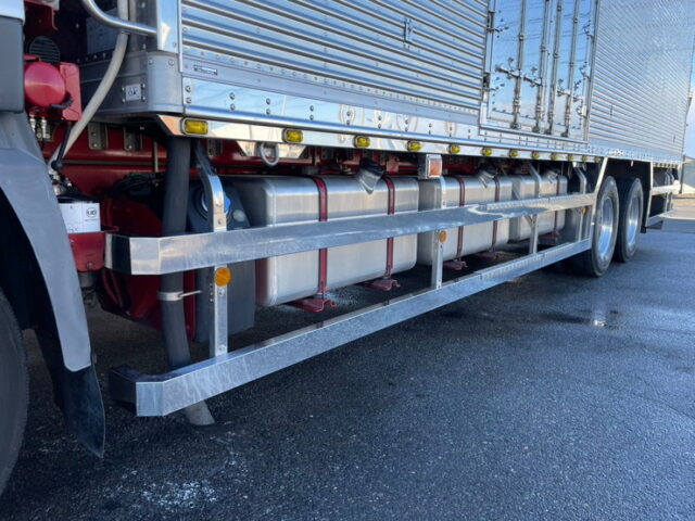 UD クオン：ハイルーフ：冷凍バン：トレクス造りボデー：横扉：ステンレス多数：AT