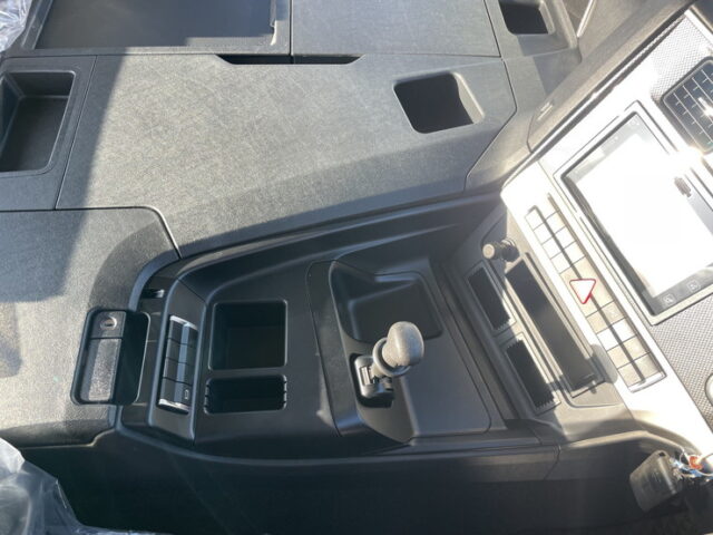 三菱ふそう　17スーパーグレート　トラクターヘッド　E尺　460馬力　リアエアサス　ハイルーフ　プレミアム