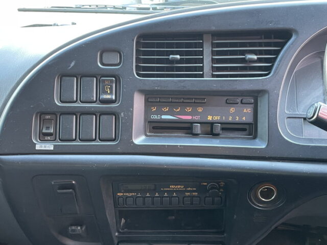 【委託販売車両】いすゞ：フォワード：205馬力：6MT：リア門口ステンレス：木床：ロケット：舟形バンパー：ステンレス多数　