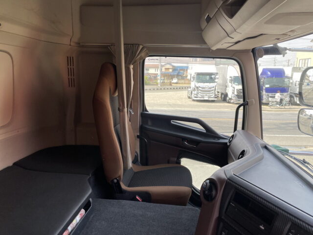 日野:17プロフィア:ハイルーフ:トレーラーヘッド:PTO付:ダンプレバー:メッキ多数