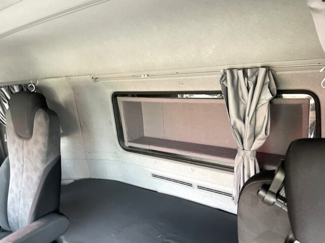 UDトラックス：クオン：トレーラーヘッド：メッキ多数：第5輪荷重11.500㎏