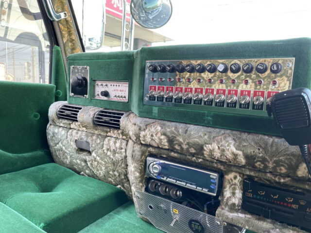 いすゞ：エルフ：造り平ボディ：内装生地張り：5MT：オバＱバンパー：フロントバイザー：架装多数