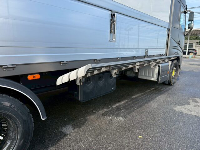 VOLVO：FH：グローブトロッター：ウィング：ブラックウルフホイール：木床