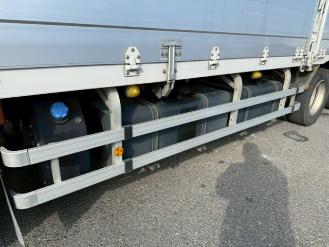 UDトラックス：クオン：ハイルーフ：ウィング：メッキ多数：木床：ラッシング2段