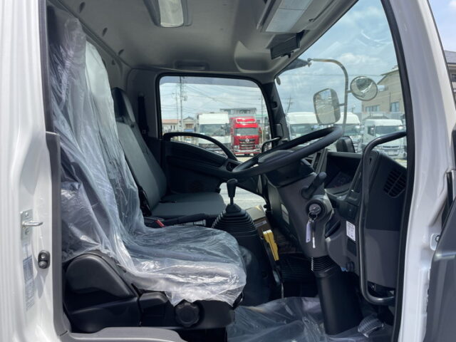 いすゞ：フォワード：登録済未使用：アームロール：3人乗り：ベッドレス：積載3.750㎏