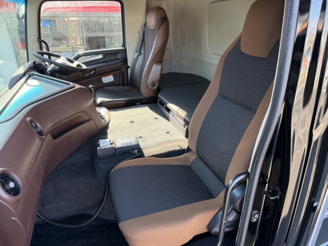 日野：17プロフィア：冷凍バン：メッキ多数：サブエンジン：ジョロ4キーストン
