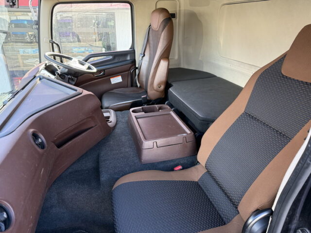 日野:17プロフィア:ハイルーフ:メッキ多数:アルミホイール:木床:E13Cエンジン