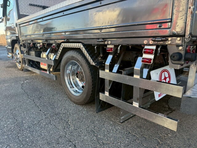 【現状】いすゞ：エルフ：平ボデー：架装多数：マニ割り：5トン未満：2駆/4駆切換付き