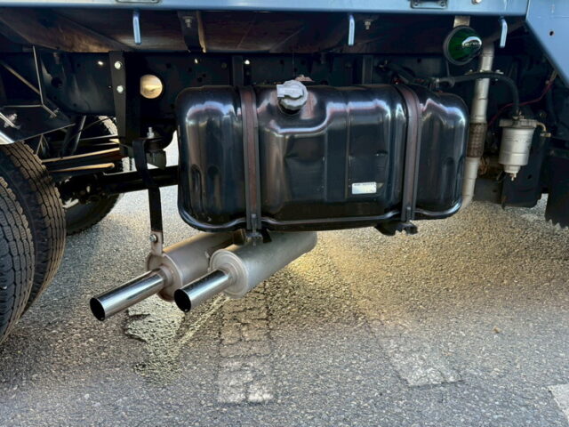 いすゞ:エルフ:平ボデー:標準幅:10尺長:マニ割り:ハイグレード:140馬力